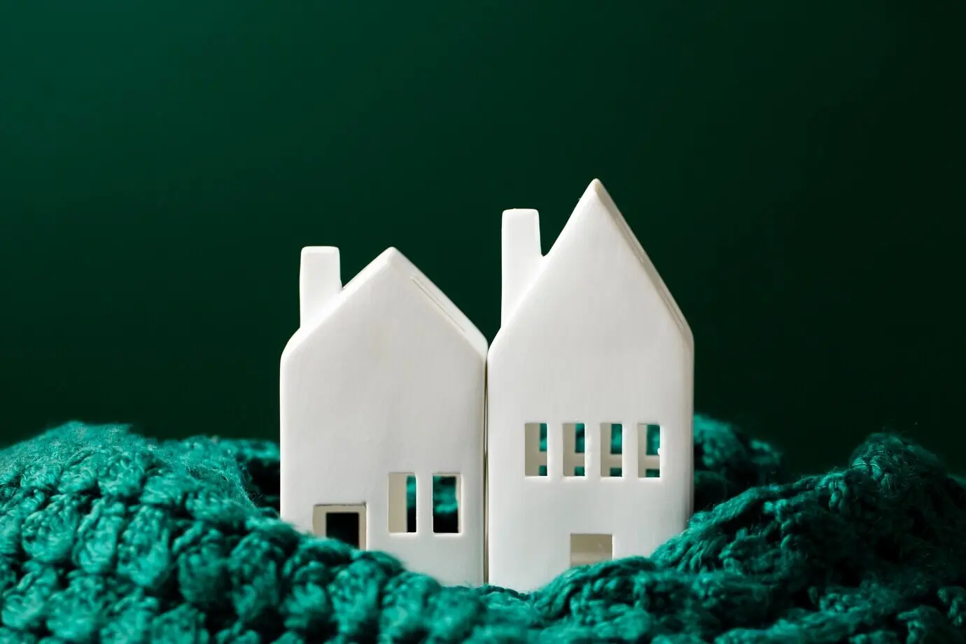 White houses and a green cloth arrangement